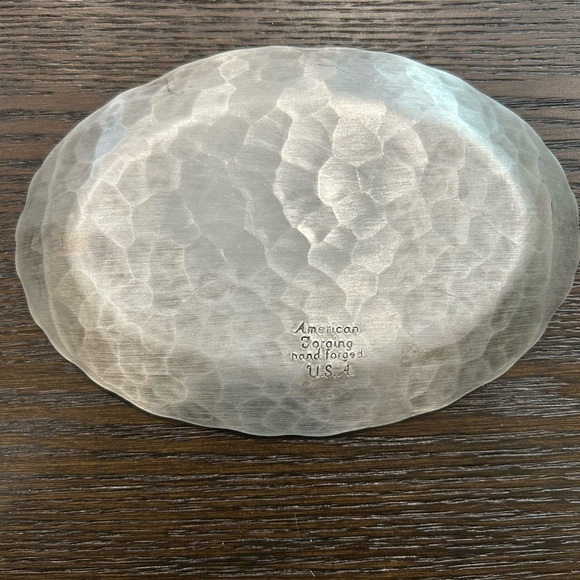 American Forging hand hammered aluminum plate etched beach scene palm tree oval - Picture 2 of 5